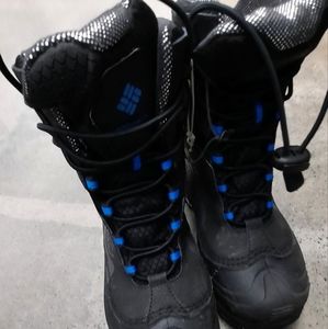 BOYS WINTER BOOTS NO WEAR AND TEAR SLIGHTLY USE ALMOST LOOKS BRAND NEW